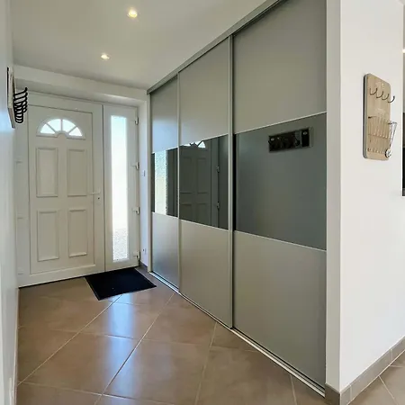 Le De La Fontaine - Spacious House *