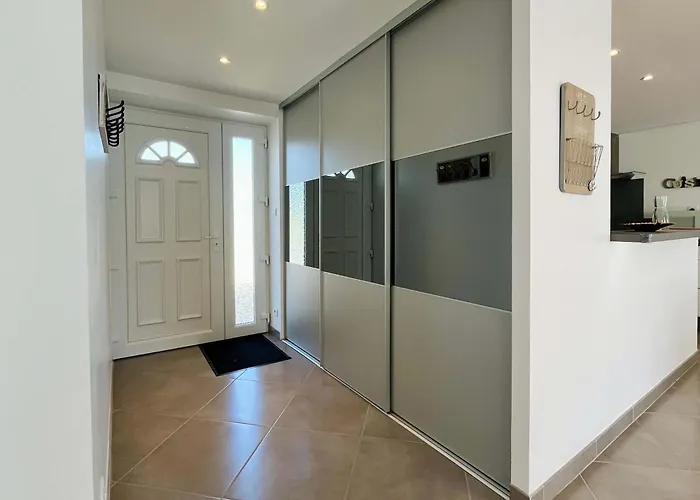 Le De La Fontaine - Spacious House *